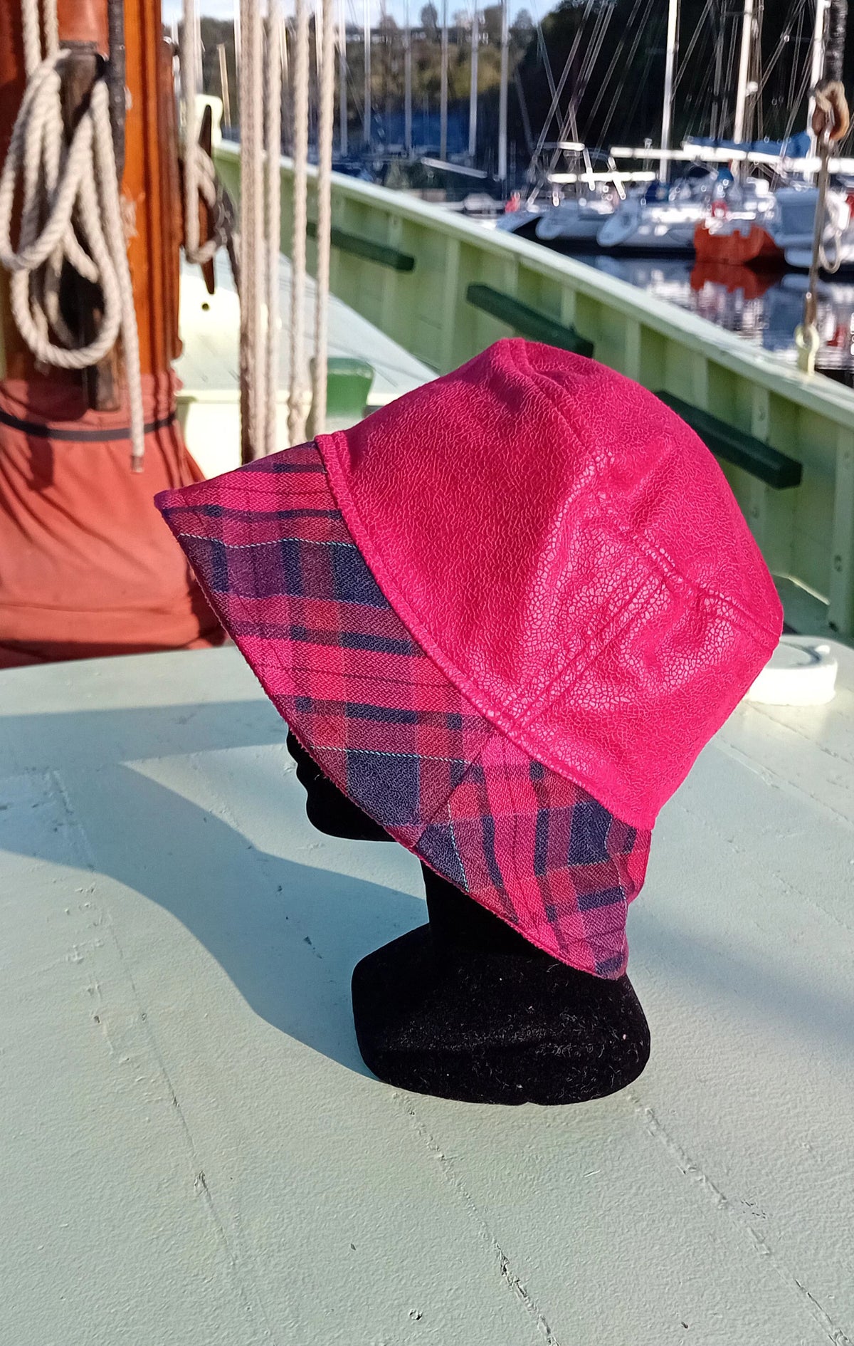Bob réversible en simili cuir rouge et tartan fait main en France - Taille 57-58