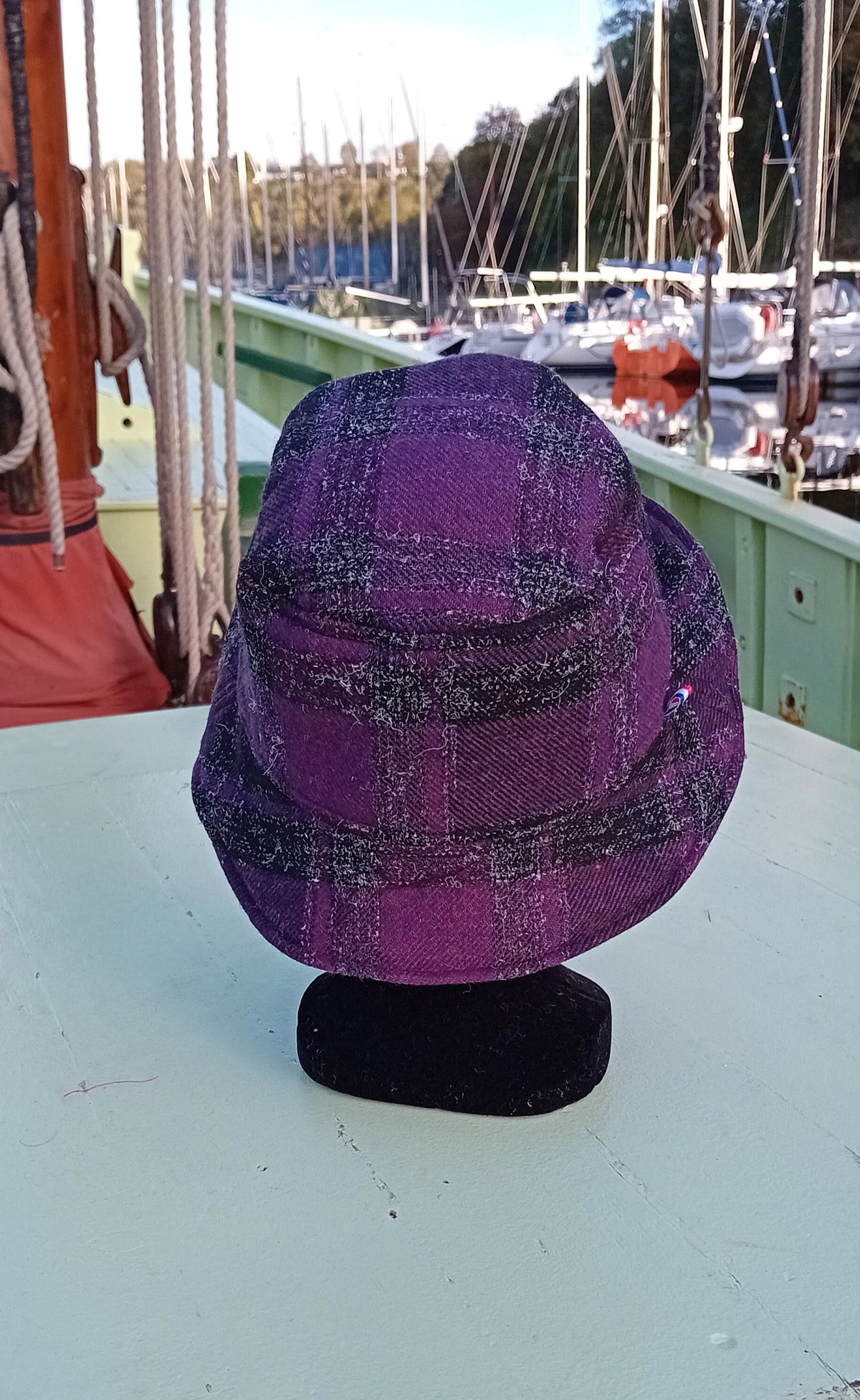 Chapeau Bob Fait Main en Laine Violette à Carreaux. Création Artisanale & Modèle Unique