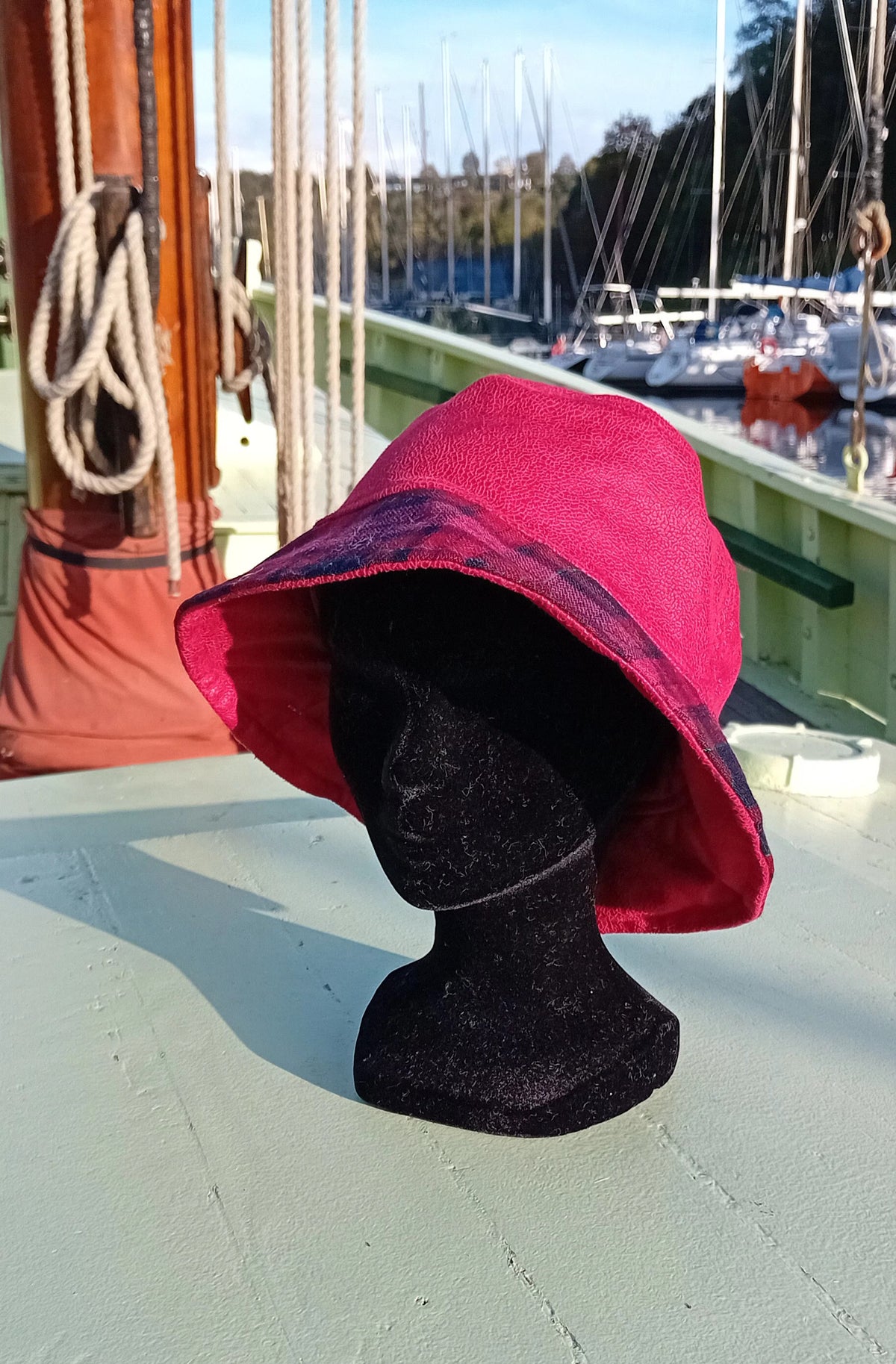 Bob Réversible en Simili Cuir Rouge & Tartan Chapeau Fait Main en France (Taille 57-58)